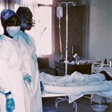 Zdravotn sestra Mayinga NSeka u pacienta nakaenho ebolou. Nemoc od nj...