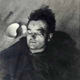 Josef Gabčík upadl do bezvědomí poté, co ho zasáhly střepy z granátu. Zemřel...