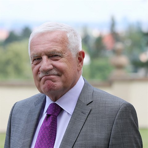 Vclav Klaus si uil ndhernou narozeninovou prty.