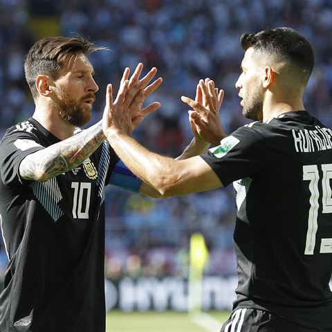 Lionel Messi slav argentinsk gl se stelcem Sergiem Agerem.