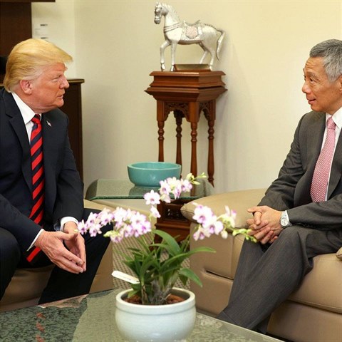 Donald Trump se v pondl seel s premirem Lee Hsien Loongem.