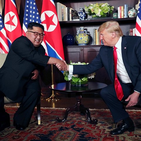 Trump s Kimem se za ruku chytli nkolikrt.