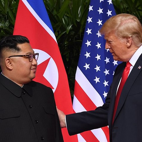 Donald Trump Kim ong-una nkolikrt poplcal po ramenou.