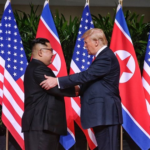 Donald Trump Kima chytal za ruku a plcal ho po ramenou.