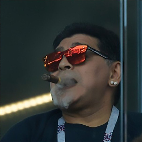 Rebel Maradona se s tím nemaže. Doutník si zapaluje přímo pod zákazem kouření!