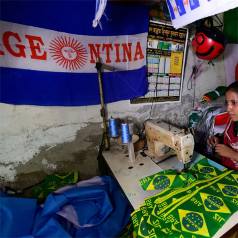 Vlajky Argentiny a Braz�lie jdou v Banglad�i na dra�ku.