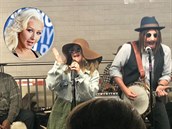 Tajný koncert v pestrojení vystihli Christina Aguilera a Jimmy Fallon.