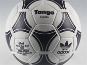 Mistrovství ve panlsku se hrálo pozdji ikonickým míem Adidas Tango.