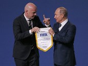 éf svtové federace Gianni Infantino s ruským prezidentem Vladimirem Putinem.