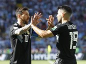 Lionel Messi slaví argentinský gól se stelcem Sergiem Agüerem.