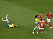 Neymar na zádech, to byl astý obrázek duelu se výcarskem.
