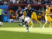 Francouz Antoine Griezmann promuje penaltu proti Austrálii.