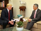 Donald Trump se v pondlí seel s premiérem Lee Hsien Loongem.