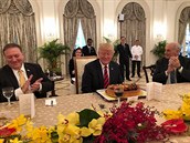 Trump v Singapuru s pedstihem oslavil 72. narozeniny.