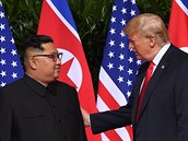 Donald Trump Kim ong-una nkolikrát poplácal po ramenou.