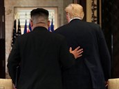 Zahanbit se nedal ani Kim a také poplácal Trumpa po zádech.