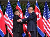 Donald Trump Kima chytal za ruku a plácal ho po ramenou.