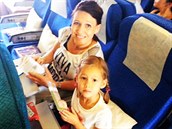 tyletá holika s maminkou na palub letadla MH17 spolenosti Malaysia...