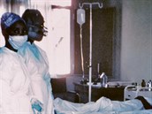 Zdravotní sestra Mayinga NSeka u pacienta nakaeného ebolou. Nemoc od nj...