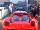 Herec Paul Walker nasedá do svého Porsche Carrera. O nedlouho pozdji ho eká...