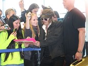 Johnny Depp se podepisoval pítomným fanynkám.