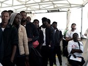 Po odmítnutí Itálií a Francií se migranti dokali uvítání ve panlsku.