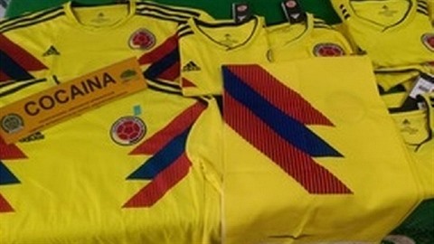 Sedmdesát kilogram kokainu objevili ve fotbalových dresech kolumbijtí...