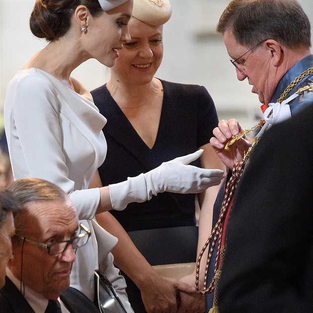 Angelinu zaujaly zlaté insignie velmistra ádu, vévody z Kentu.