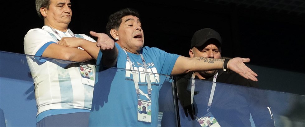 Diego Maradona má pi ruce vdy bodyguarda.