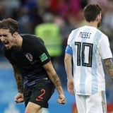 Chorvat Sime Vrsaljko slav vhru nad Argentinou. Lionel Messi ji neodvrtil.