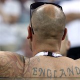 Anglický fanoušek a jeho „originální“ tetování.