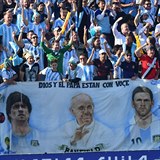 Ti nejslavnj mui Argentiny: Diego Maradona, pape Frantiek a Lionel Messi.