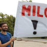 Odpůrce s transparentem „Miloše do koše“ Zeman označil za devianta.