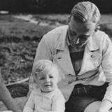 Malý Klaus Heydrich s otcem.