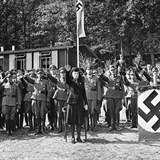 Lina Heydrichov byla fanatickou nacistkou. Na snmku hajluje na kempu SS.