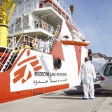 Jedna z lodí, na nichž Lékaři bez hranic pomáhají migrantům dostat se do Evropy.