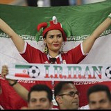 Ženy mají v Íránu vstup na fotbalová utkání zakázán, proti Portugalsku ale...