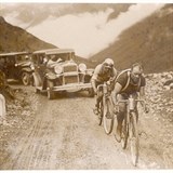 Cyklist zdolvaj Pyreneje v roce 1930.