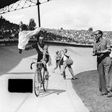 Cyklista Jean Robic vyhrl Tour v roce 1947.