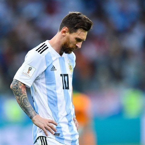 Argentinsk fotbalov krl Lionel Messi se na turnaji trp.