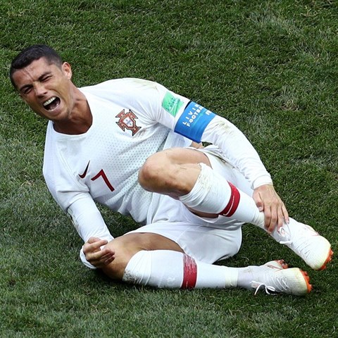 Cristiano Ronaldo vypad, jako kdyby mu trhali nohu zaiva.