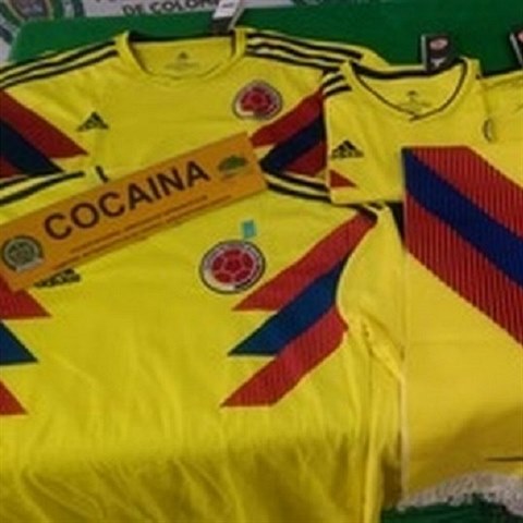 Sedmdest kilogram kokainu objevili ve fotbalovch dresech kolumbijt...