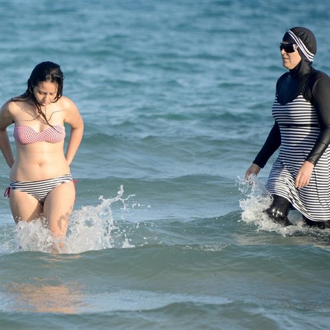 Burkini jsou jedin plavky, v kterch muslimskm enm vra dovoluje se koupat.