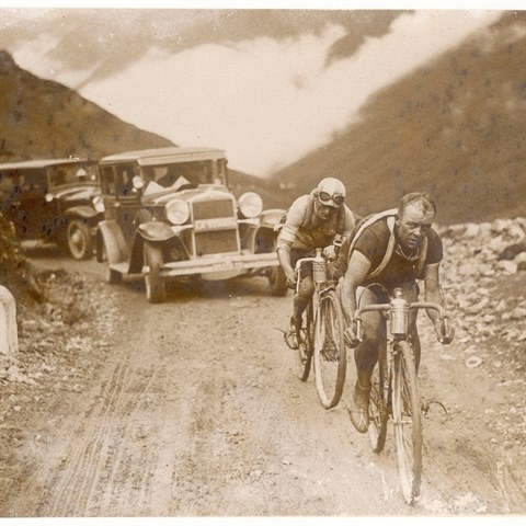 Cyklist zdolvaj Pyreneje v roce 1930.