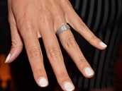 Monika ukázala prsten.