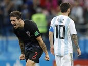 Chorvat Sime Vrsaljko slaví výhru nad Argentinou. Lionel Messi ji neodvrátil.