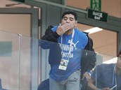Diego Maradona zdraví fanouky.