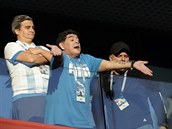 Diego Maradona má pi ruce vdy bodyguarda.