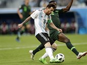 Lionel Messi stílí Nigérii svj první gól na ampionátu v Rusku.