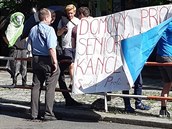 Domovy pro seniory místo kancl SPD, hlásal transparent Kliniky.